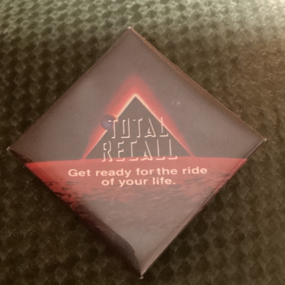 Vintage 1990 TOTAL RECALL Promo Pinback Pin Button Schwarzenegger - Picture 1 of 4